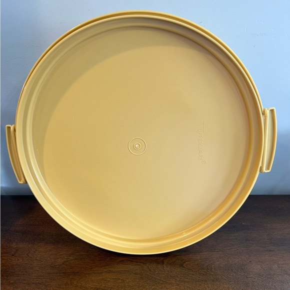 Tupperware 12” Cake Carrier Gold Base 1256-4 Handle 1258-7 Sheer Lid 1257-6 Vtg. - Picture 6 of 14